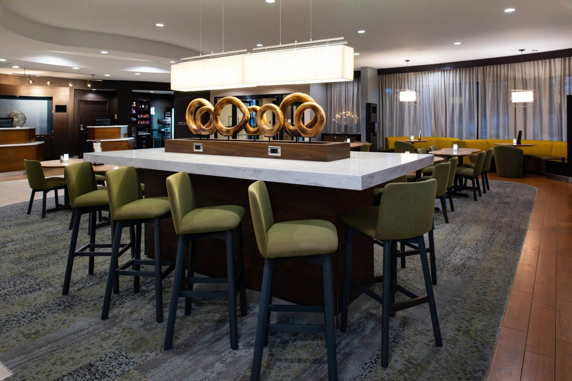 Hotel Courtyard Highpoint