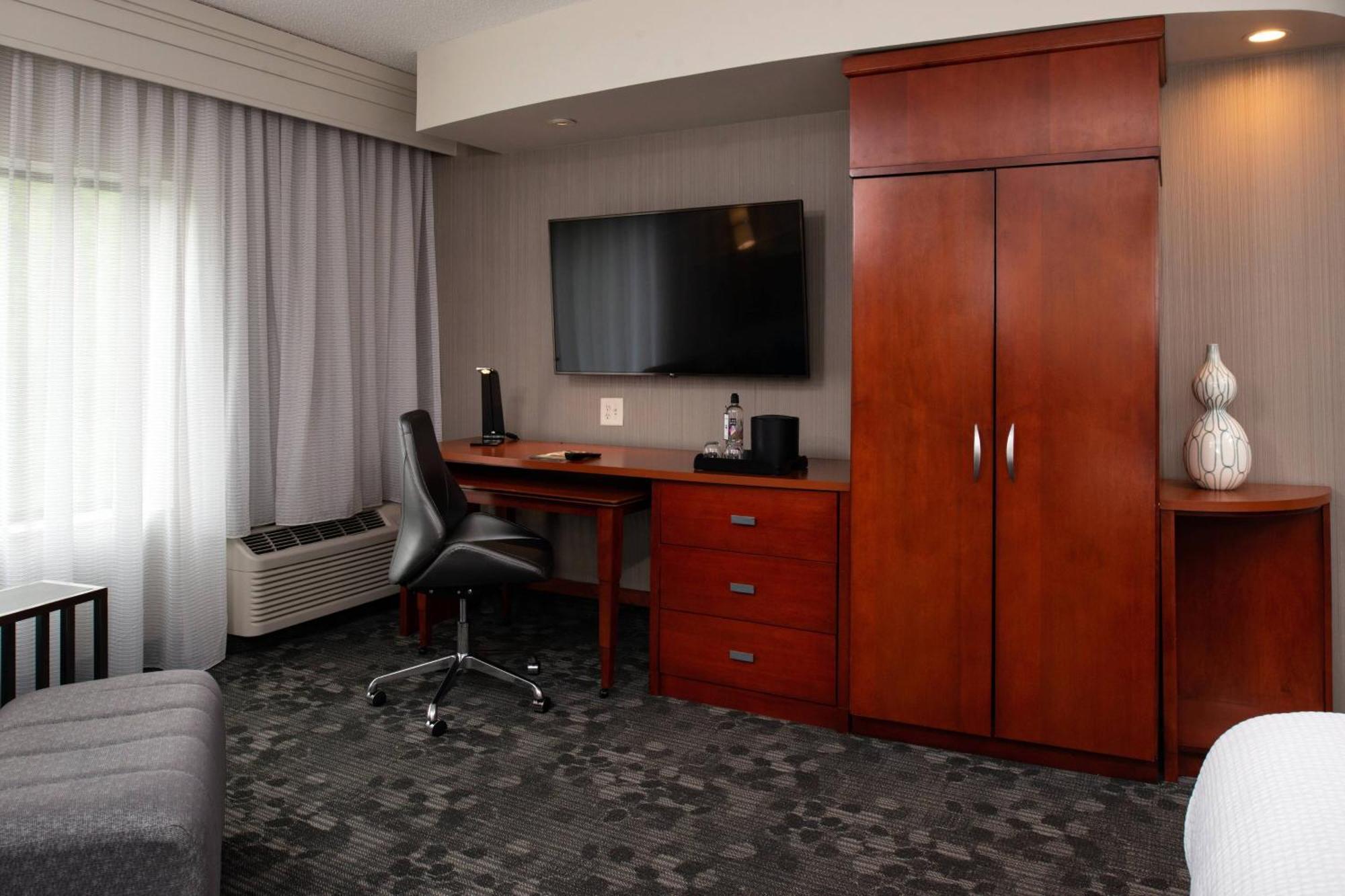 Courtyard 3*